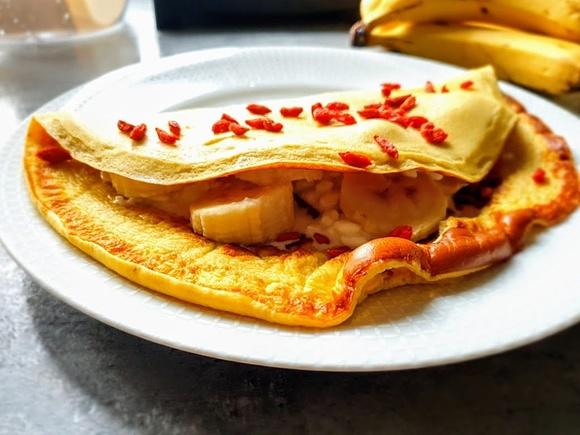 Omlet bananowy z serem wiejskim - sycący i zdrowy przepis