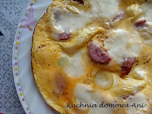 Omlet z kiełbasą i mozzarellą