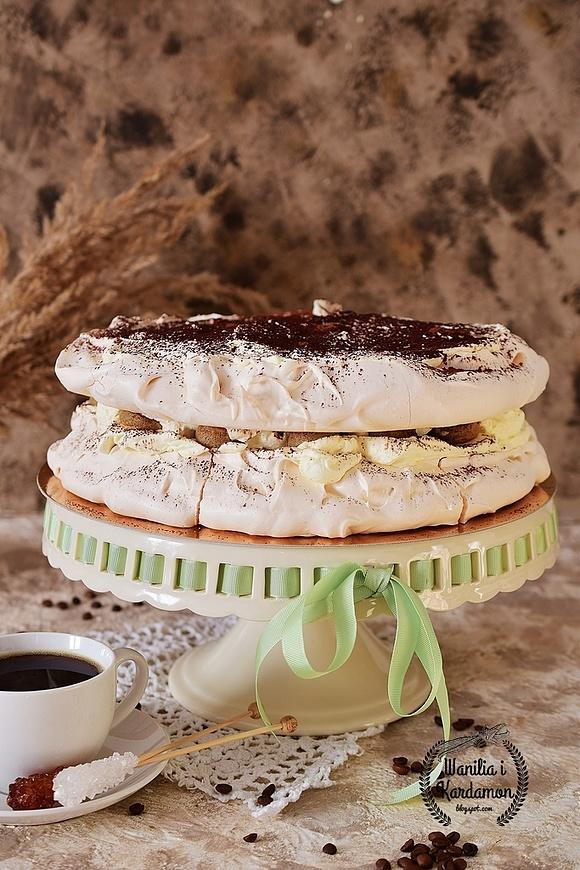 Tort bezowy z tiramisu i wiśniami