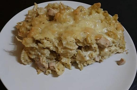 Zapiekany makaron z kurczakiem w sosie serowym