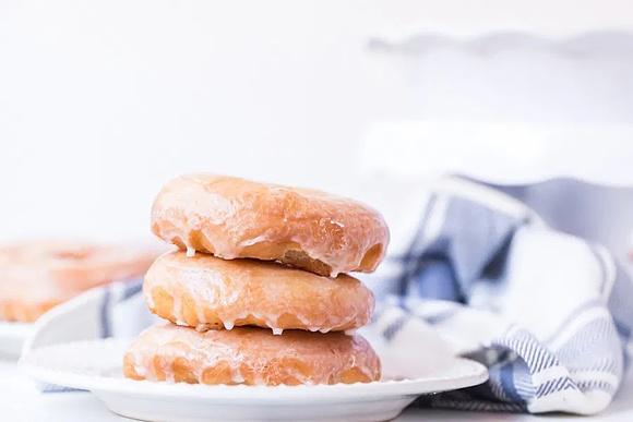 Donaty - amerykańskie pączki z polewą, deser na każdą okazję