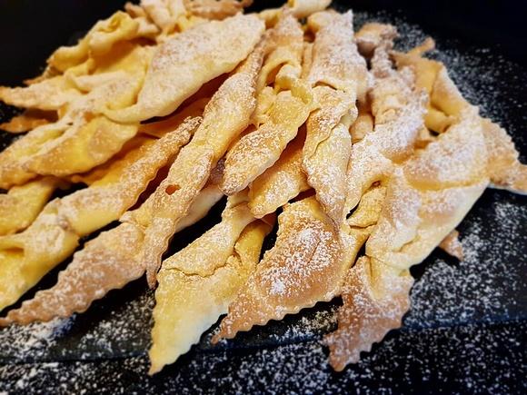 Faworki pieczone w piekarniku - lekka wersja smacznych słodkości