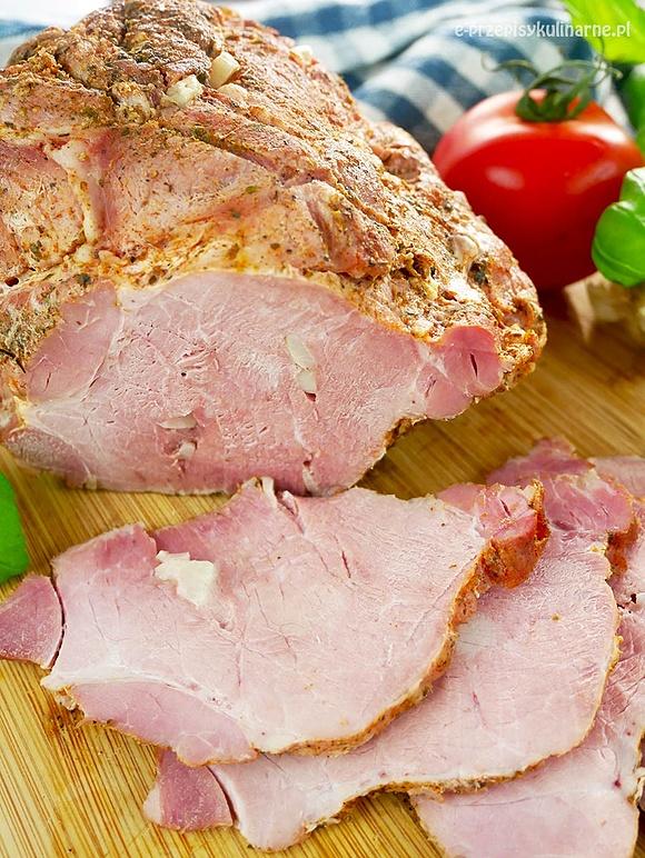Czosnkowa karkówka gotowana w rękawie – domowa wędlina