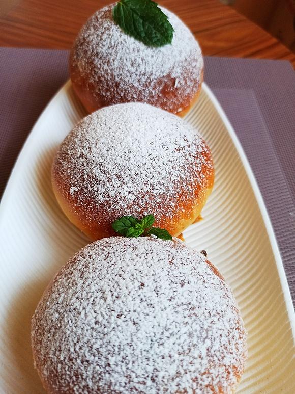 Pieczone pączki z powidłami śliwkowymi