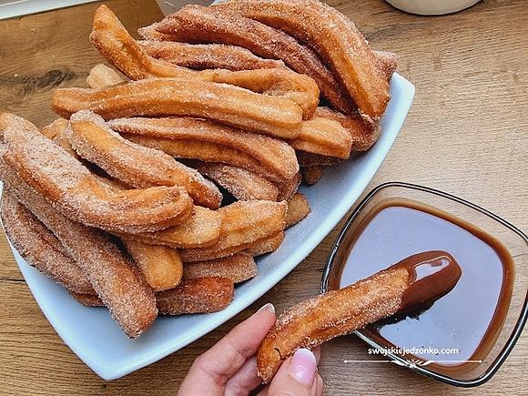 Churros z cynamonem i czekoladą