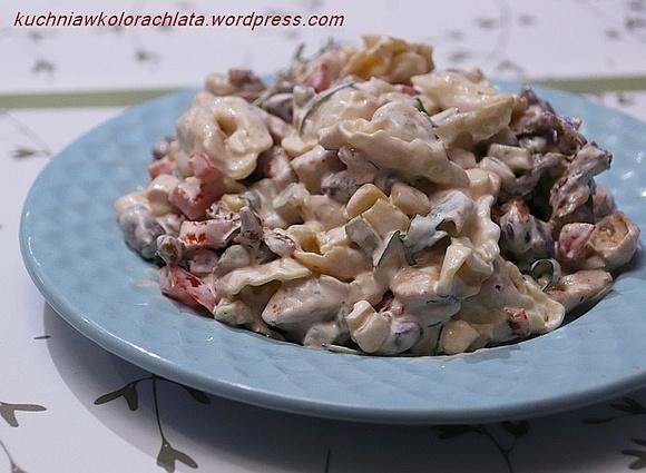 Sałatka z tortellini, kurczakiem i rukolą