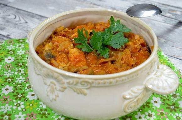 Bigos z kurczakiem i pieczarkami - przepis na danie jednogarnkowe