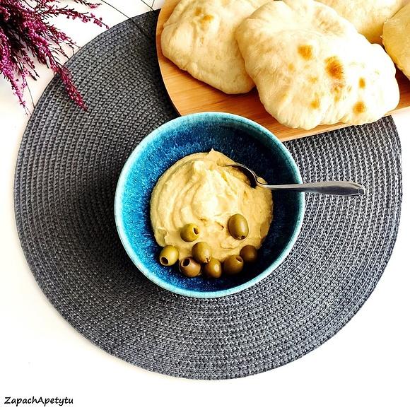 Cytrynowy hummus z zielonymi oliwkami