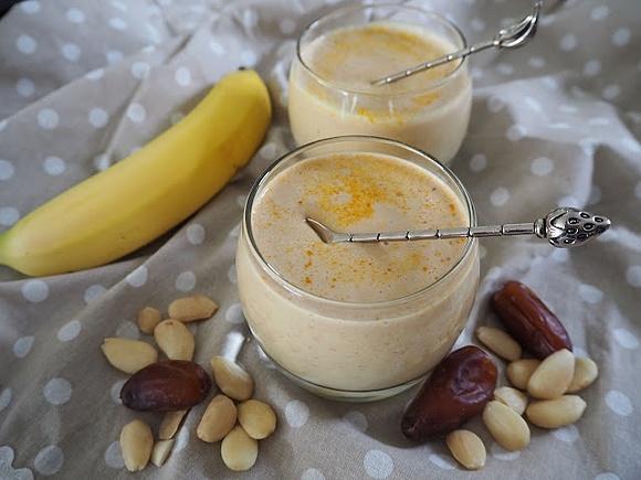 Smoothie z bananami, kurkumą, migdałami i daktylami
