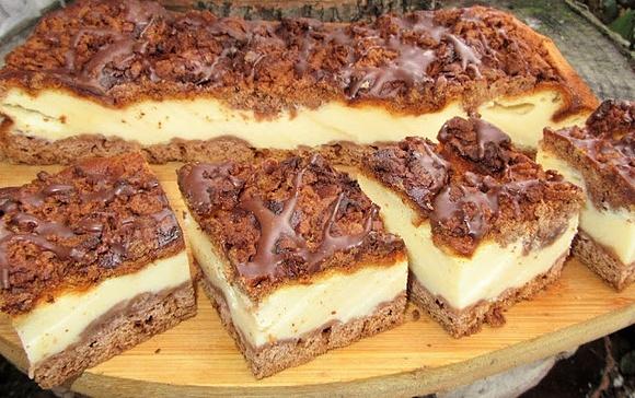 Jogurtowiec na kakaowym cieście z jogurtów greckich