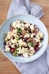 Sałatka z kalafiorem, winogronami, żurawiną i serem cheddar