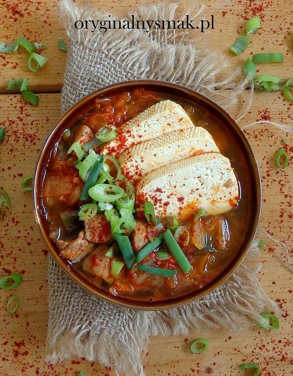 Kimchi jjigae – koreański gulasz z kimchi, wieprzowiną i tofu