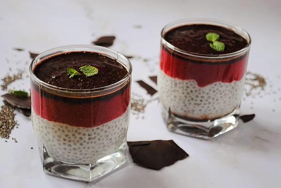 Chia pudding z truskawkowym sosem