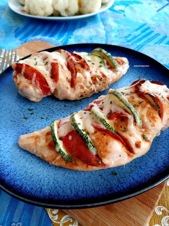 Kurczak hasselback z salami, cukinią i serem
