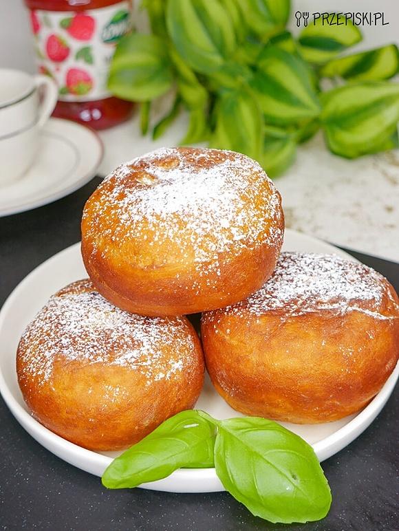Domowe pączki - przepis na puszyste i smaczne ciasto drożdżowe