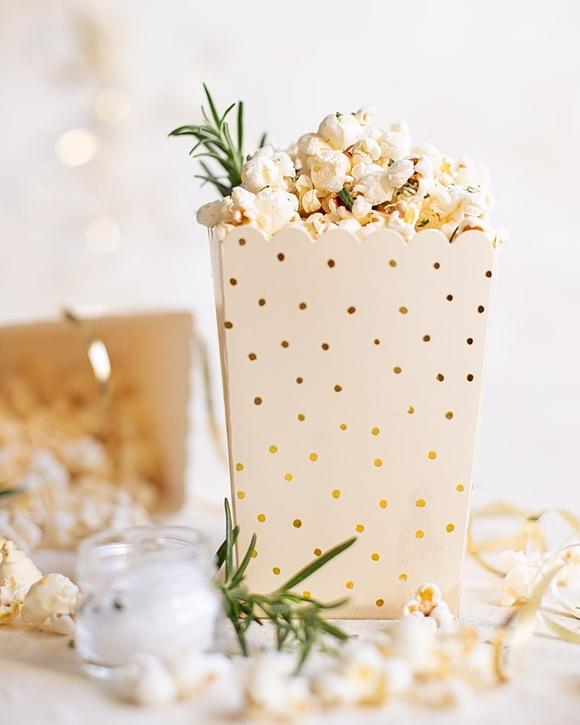 Domowy popcorn z masłem rozmarynem i parmezanem