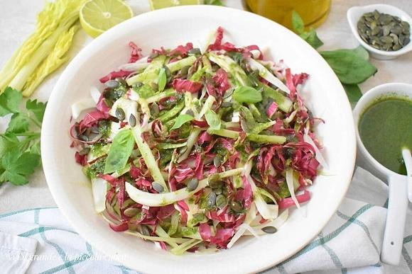 Surówka z fenkułem, radicchio i selerem