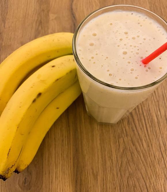 Smoothie bananowo-ananasowe jako zdrowe i sycące drugie śniadanie