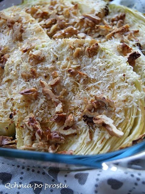 Kapusta pieczona z orzechami włoskimi i parmezanem