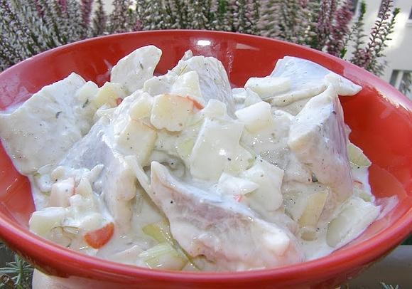 Pyszne śledzie matiasy z jabłkiem i cebulą w jogurcie