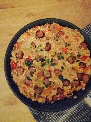 Obiadowa patelnia z ryżem i kiełbasą