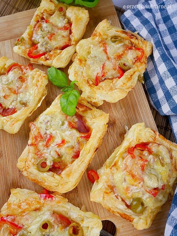 Zapiekanki z ciasta francuskiego na pizzę