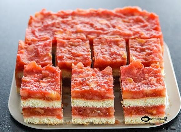 Pinova - ciasto z jabłkami i galaretką na biszkoptach