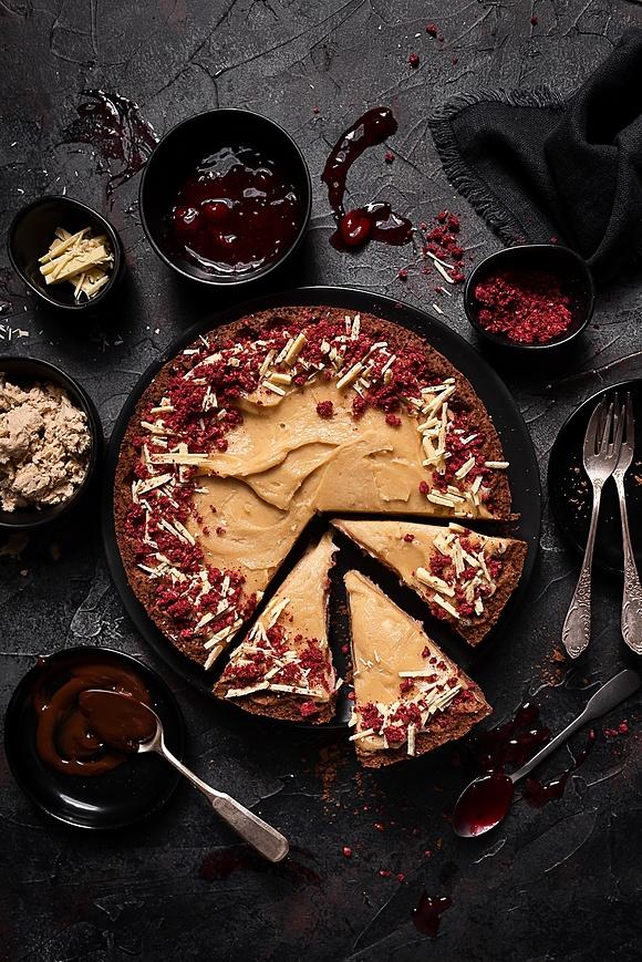 Tarta czekoladowa z malinami i kremem z chałwą