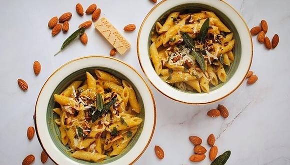 Makaron penne z dynią, pieczarkami i migdałami