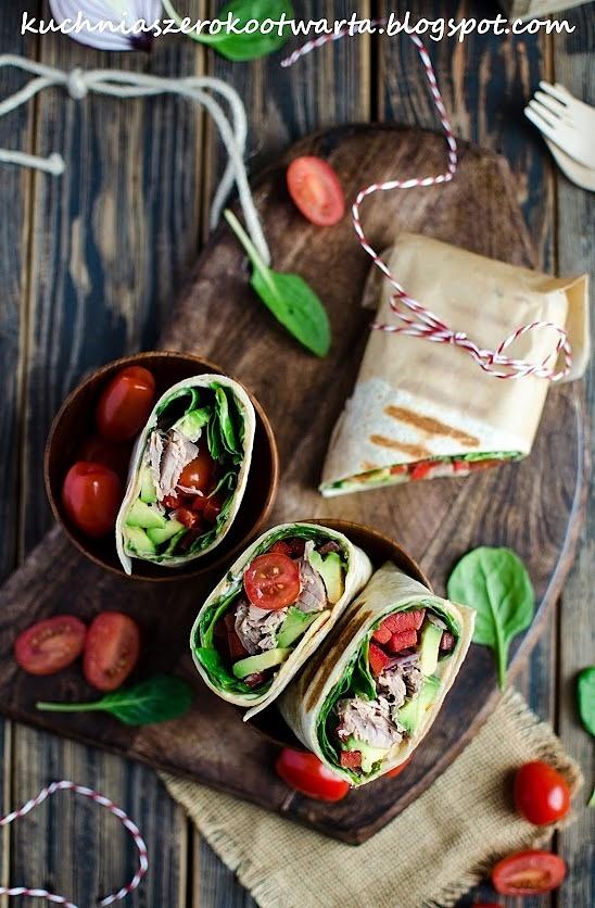 Tortilla z tuńczykiem, szpinakiem i awokado