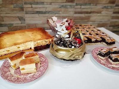 Sernik z brzoskwiniami na biszkopcie