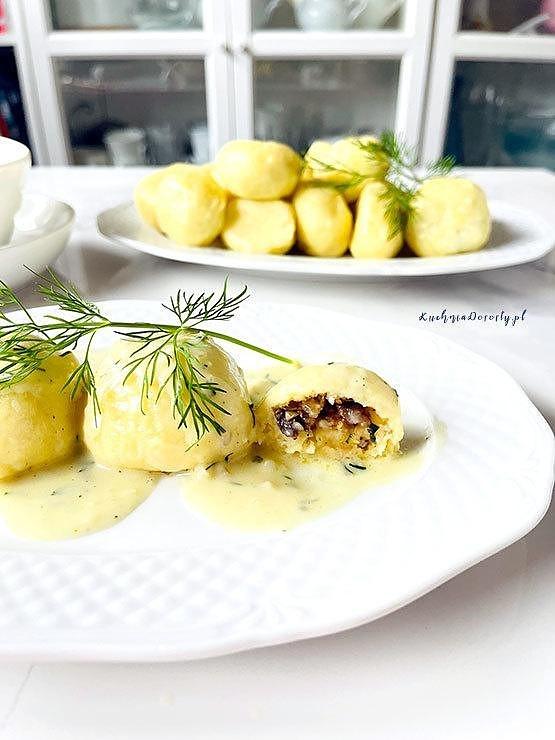 Knedle z pieczarkami i sosem koperkowym