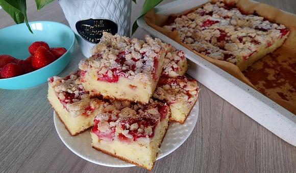 Jogurtowe ciasto z truskawkami i kruszonką