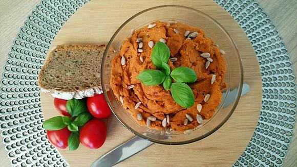 Pasta z soczewicy, suszonych pomidorów i słonecznika