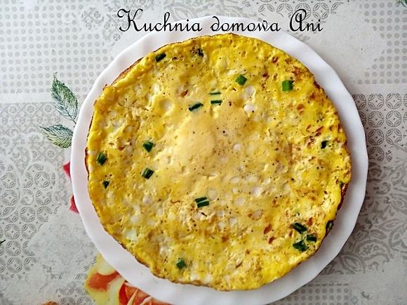 Omlet z serkiem wiejskim i szczypiorkiem