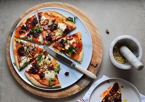 Pizza z ndują i pistacjami