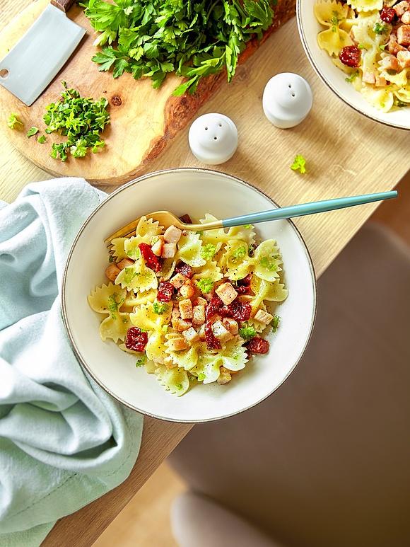 Makaron z suszonymi pomidorami i wędliną