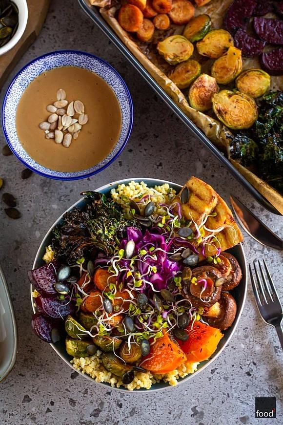 Zimowa buddha bowl z pieczonymi warzywami i kaszą jaglaną