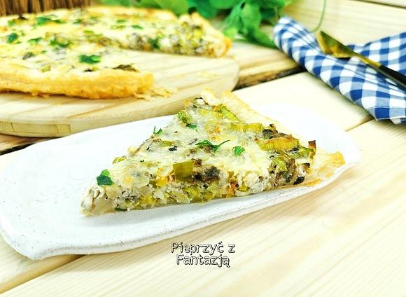 Tarta z porem i pieczarkami na cieście francuskim