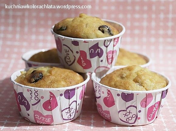 Muffinki serowo-bananowe z brzoskwiniami i żurawiną