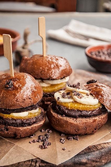 Czekoladowy burger z owocami