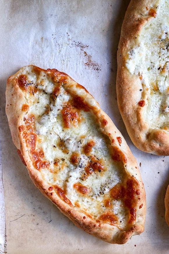 Peinirli czyli grecka pizza
