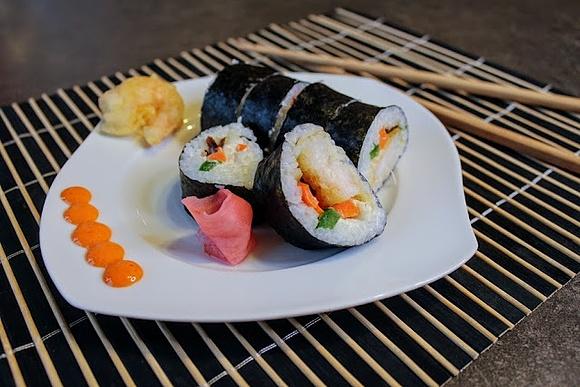 Futomaki z krewetką w tempurze domowe sushi