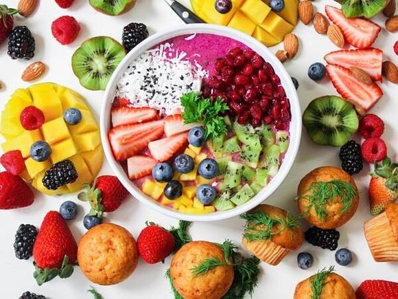 Acai bowl i mango lassi - egzotyczne koktajle energetyczne w kilka minut