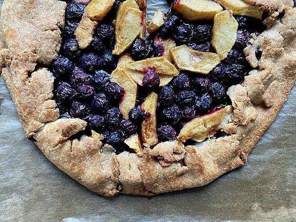 Wegańska crostata z borówkami i jabłkami