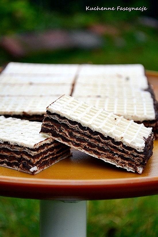 Wafle z kremem daktylowo-śliwkowym