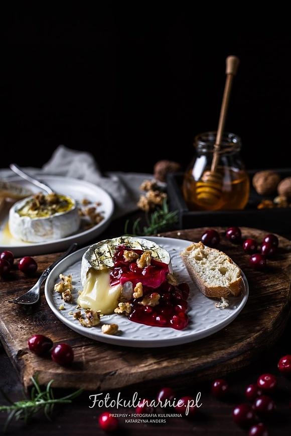 Zapiekany camembert z żurawiną i miodem