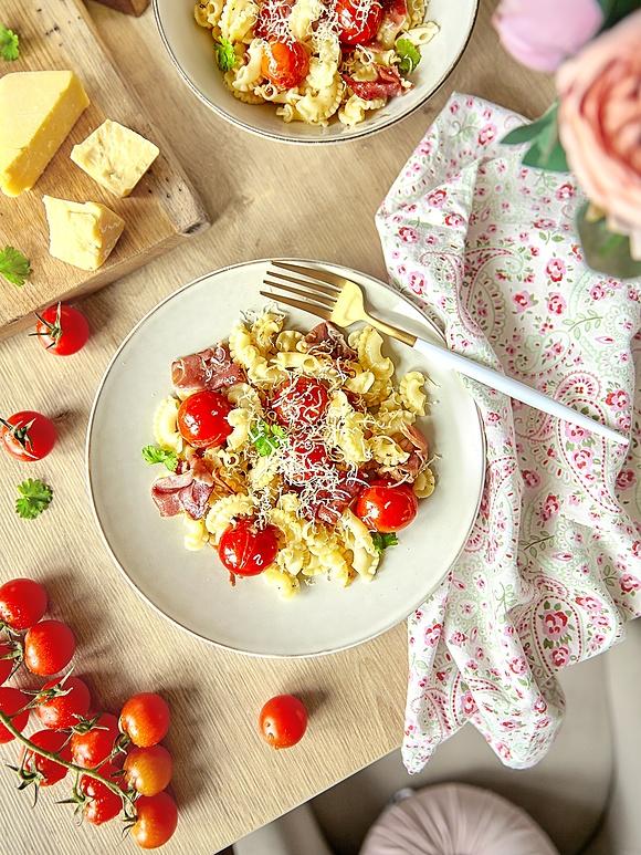 Makaron z szynką szwarcwaldzką i pomidorami