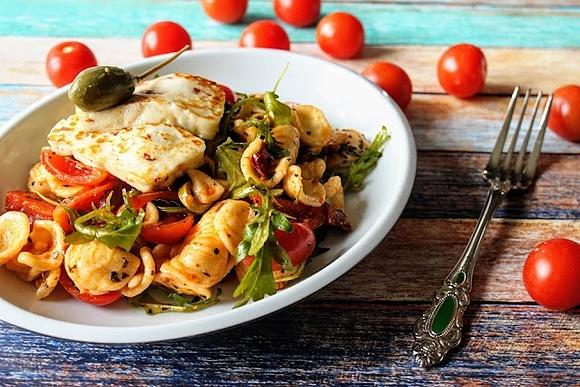 Sałatka makaronowa z halloumi