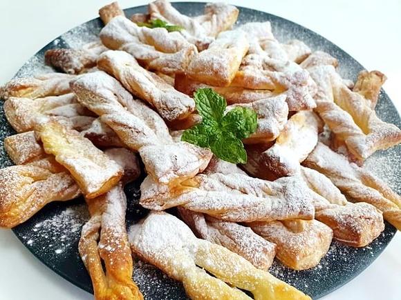 Pieczone faworki z ciasta francuskiego z dwoma składnikami